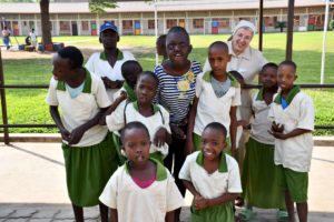 Sestra Vesna z otroki v Centru Akamuri